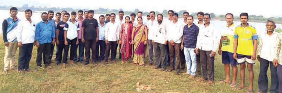 दूषित पाण्यामुळे कुंडलिका नदी पात्रातील मासे मृत्यूमुखी ; खारगाव - चणेरा खाडीपट्ट्यातील विभागीय ग्रामस्थ आक्रमक